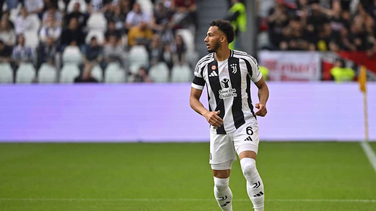 Tottenham muốn ký hợp đồng với  Lloyd Kelly