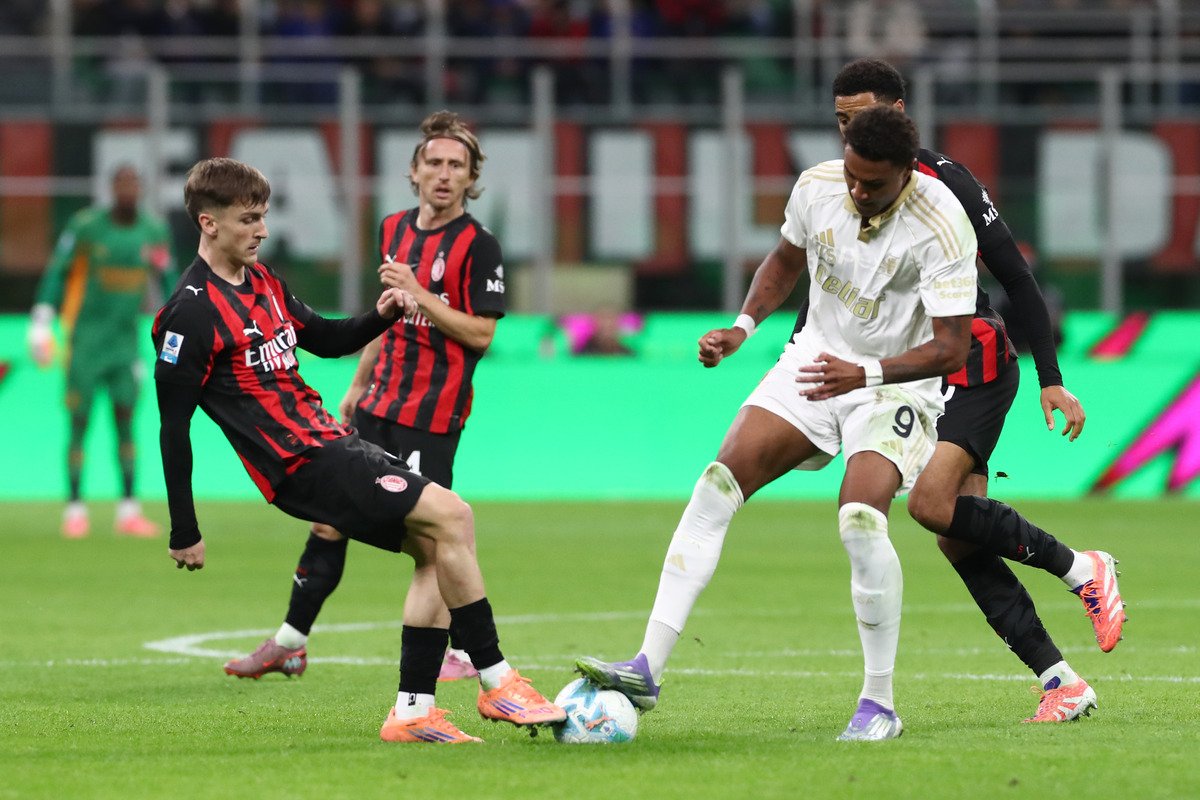 Pisa khó chống đỡ được AC Milan