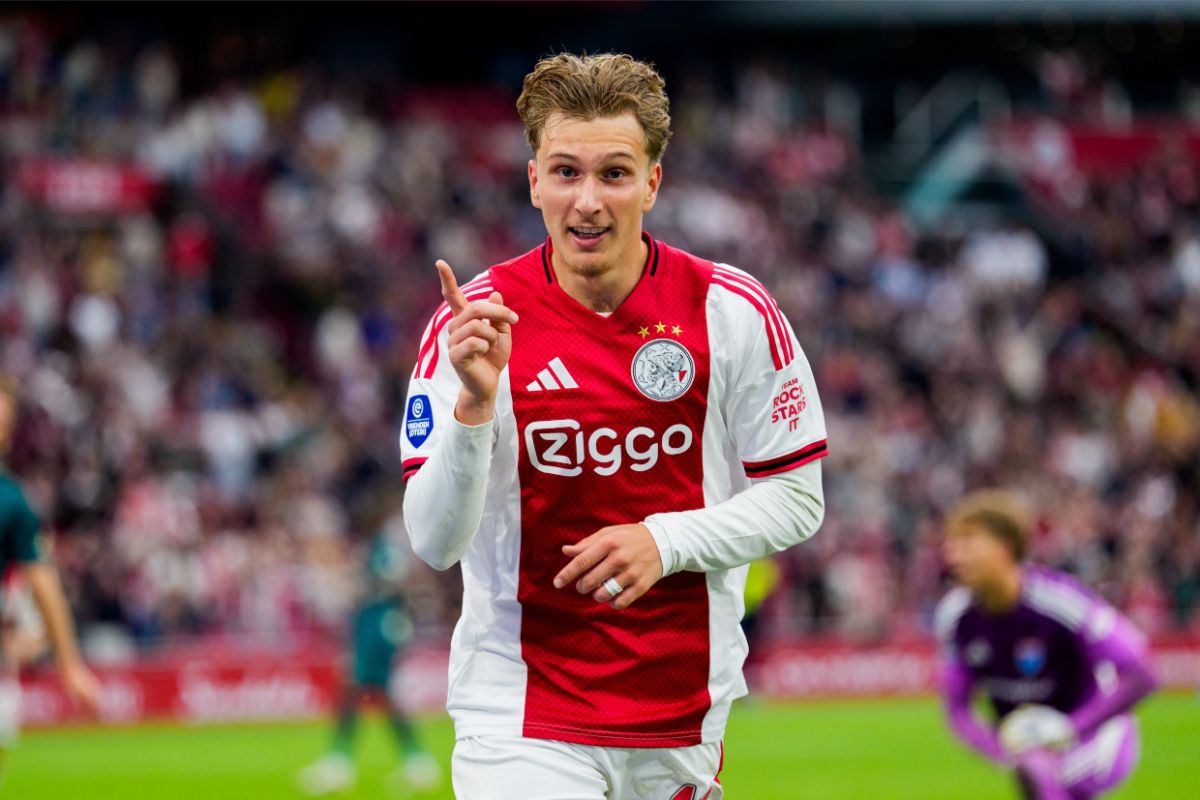 Man Utd liên hệ Ajax hỏi mua Mika Godts 2 Godts chơi xuất sắc trong màu áo Ajax