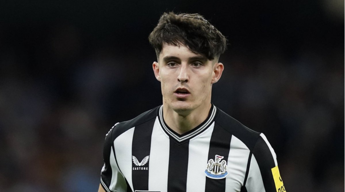 Newcastle cân nhắc để Livramento ra đi