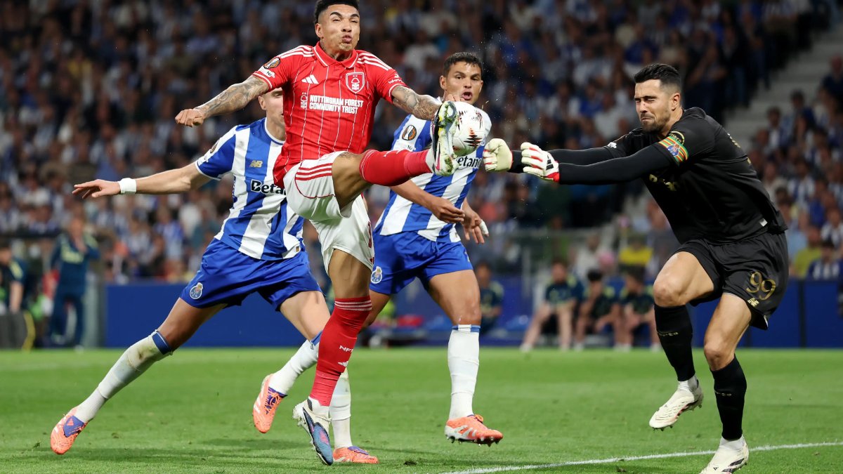 Nottingham gặp khó trước Porto