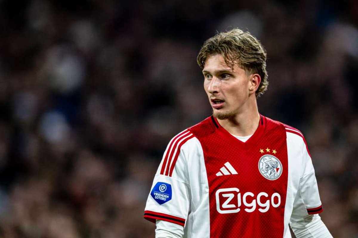 Arsenal chiêu mộ viên ngọc quý Mika Godts 3 Godts có thể thi đấu đa năng