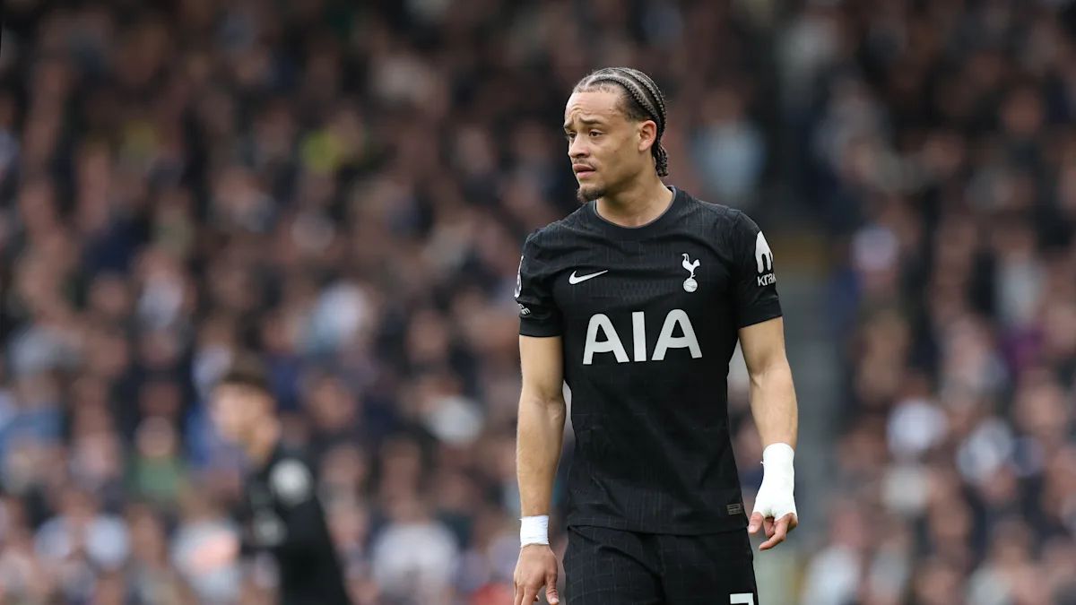 Tottenham thanh lý Simons để chơi thực dụng hơn