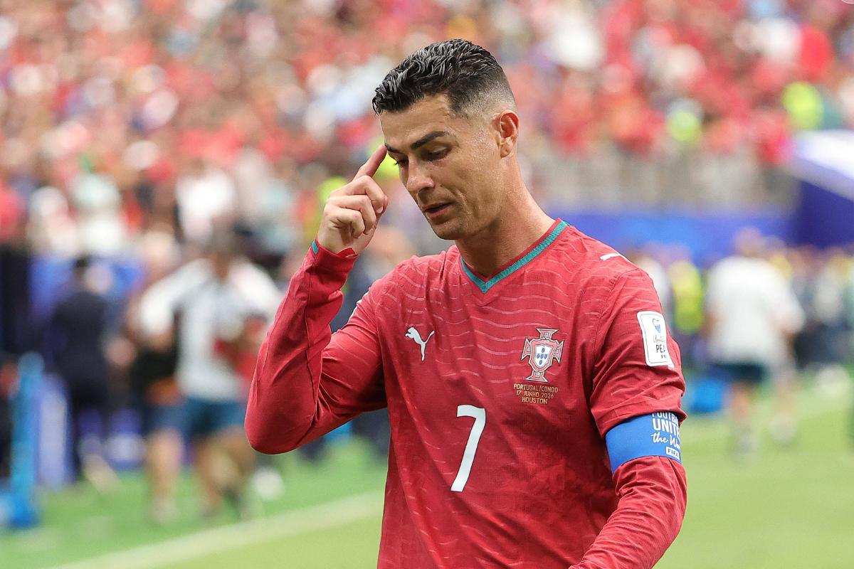 HLV Martinez lên tiếng bảo vệ CR7