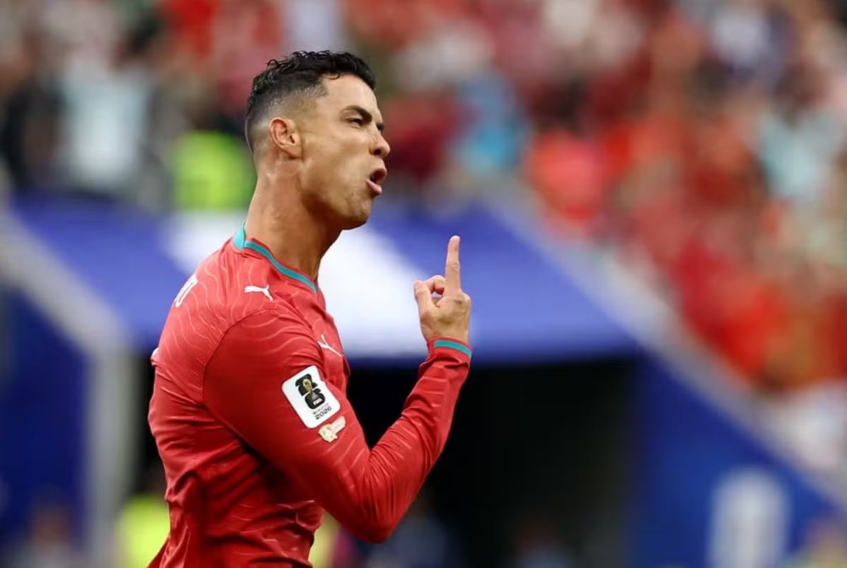 CR7 bất ngờ nhắc tên Messi trong buổi phỏng vấn