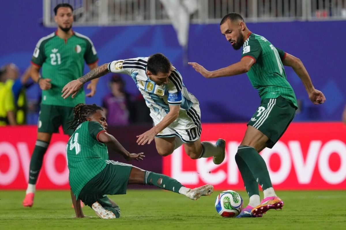 NHM phản ứng khi Messi được ưu ái