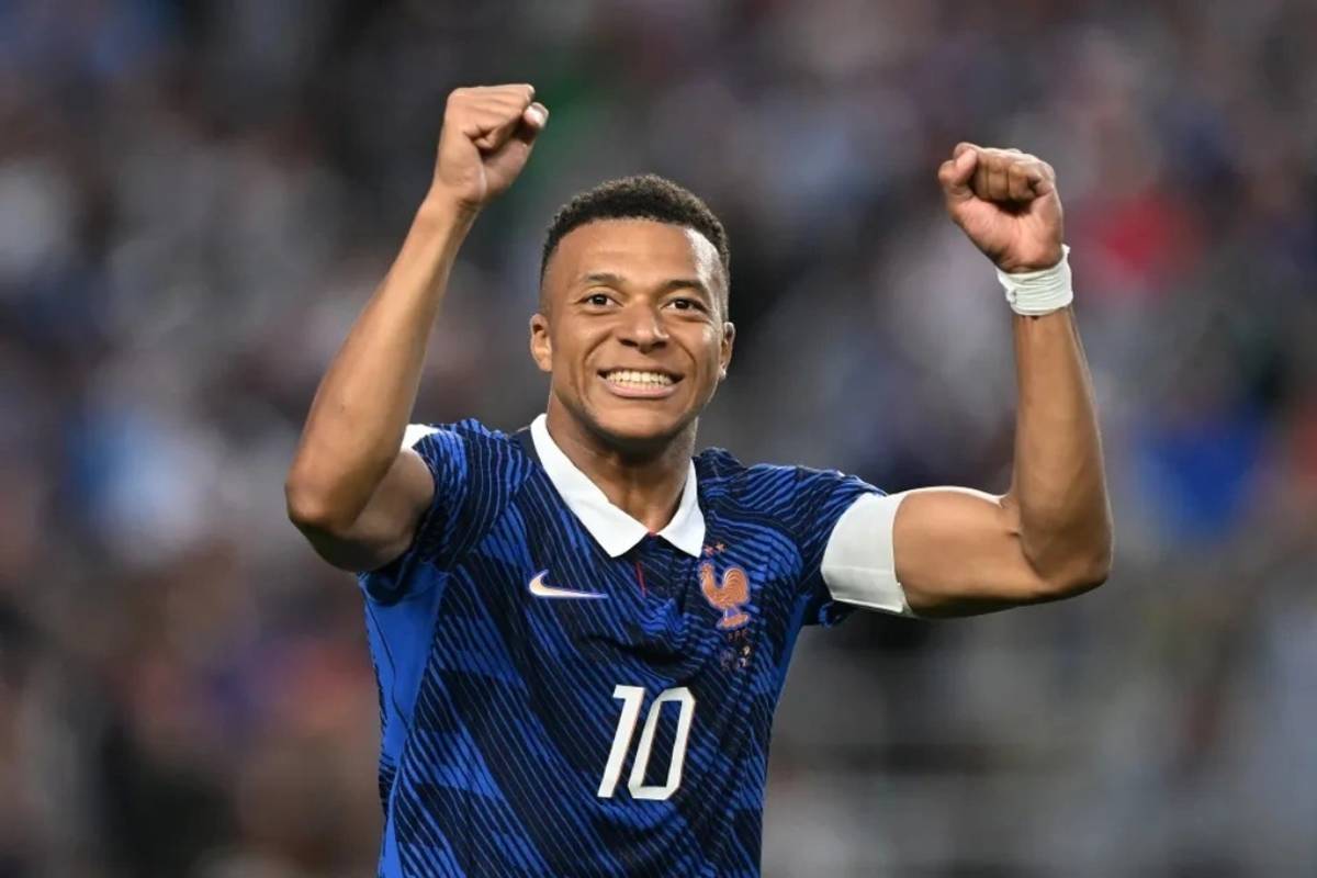 Mbappe lập cú đúp vào lưới Senegal