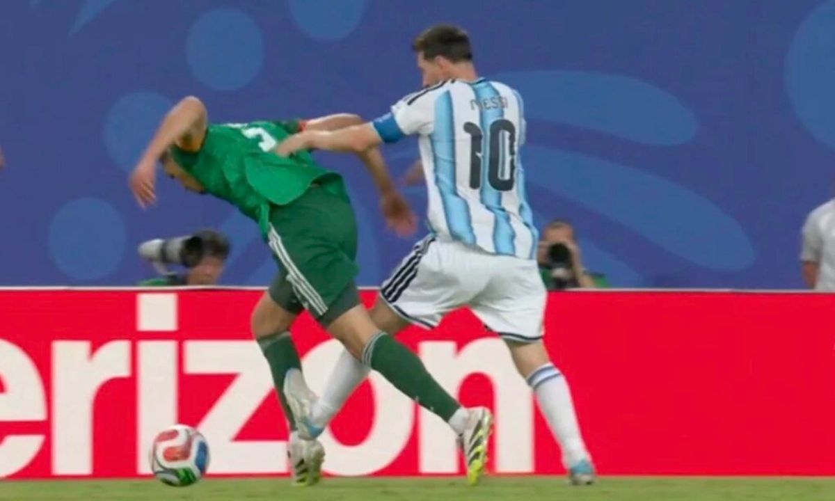 Pha vào bóng nguy hiểm của Messi