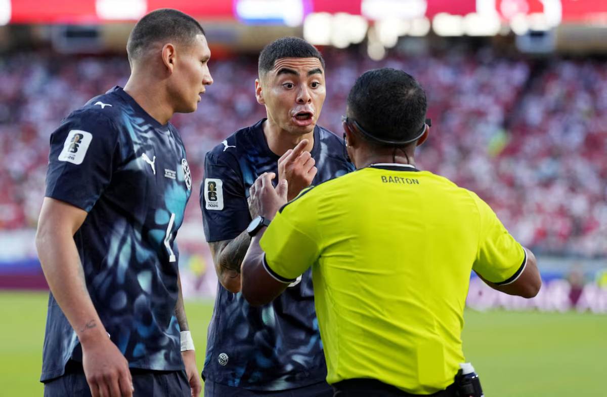 Luật mới khiến Miguel Almiron nhận thẻ đỏ