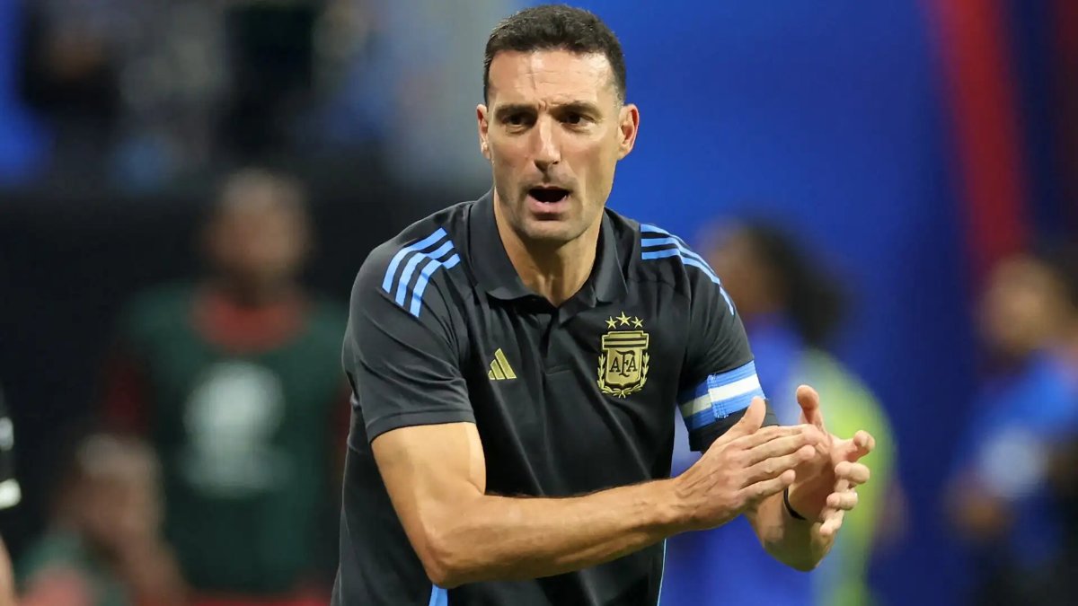 Scaloni khẳng định không hỏi ý kiến từ Messi