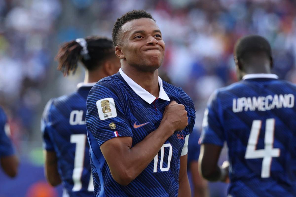 Cú đúp giúp Mbappe phá nhiều cột mốc